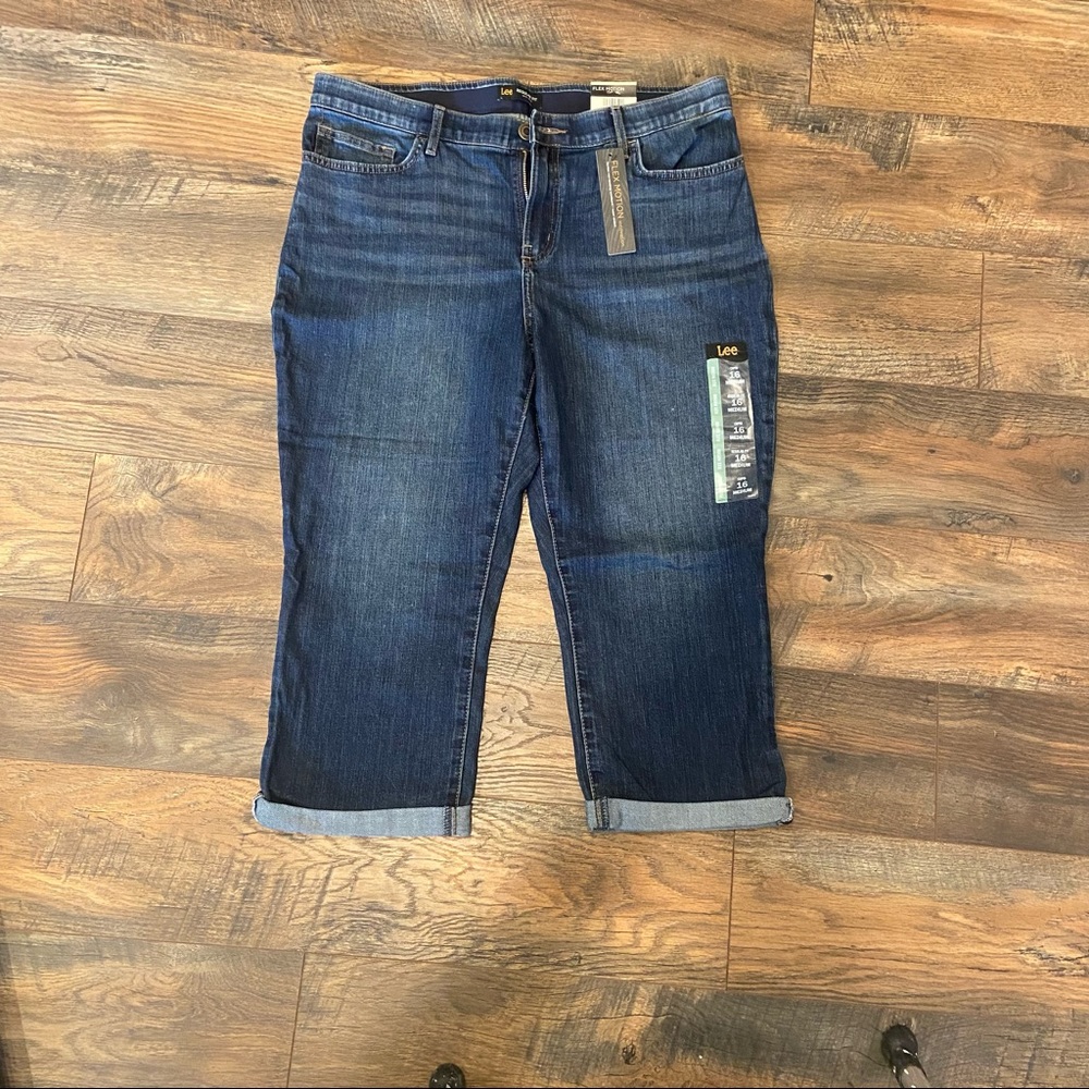 NWT! Lee Flex Motion Regular Fit Jean Capris size 16